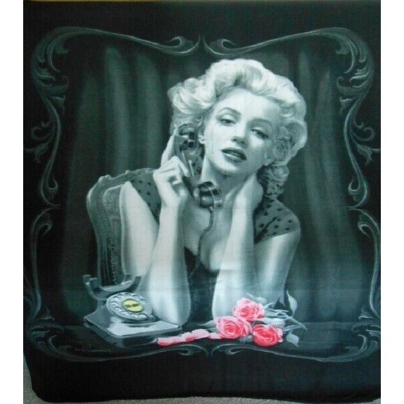New Marilyn Monroe Heartbreaker Fleece Throw Gift Blanket Roses DGA Art Soft - Picture 1 of 3